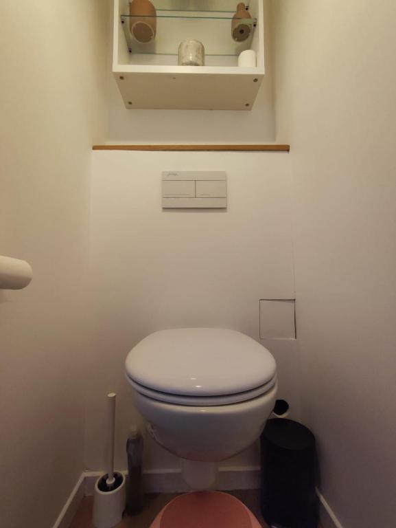 a bathroom with a white toilet in a room at Magnifique appartement proche de Paris et de Disney in Lognes