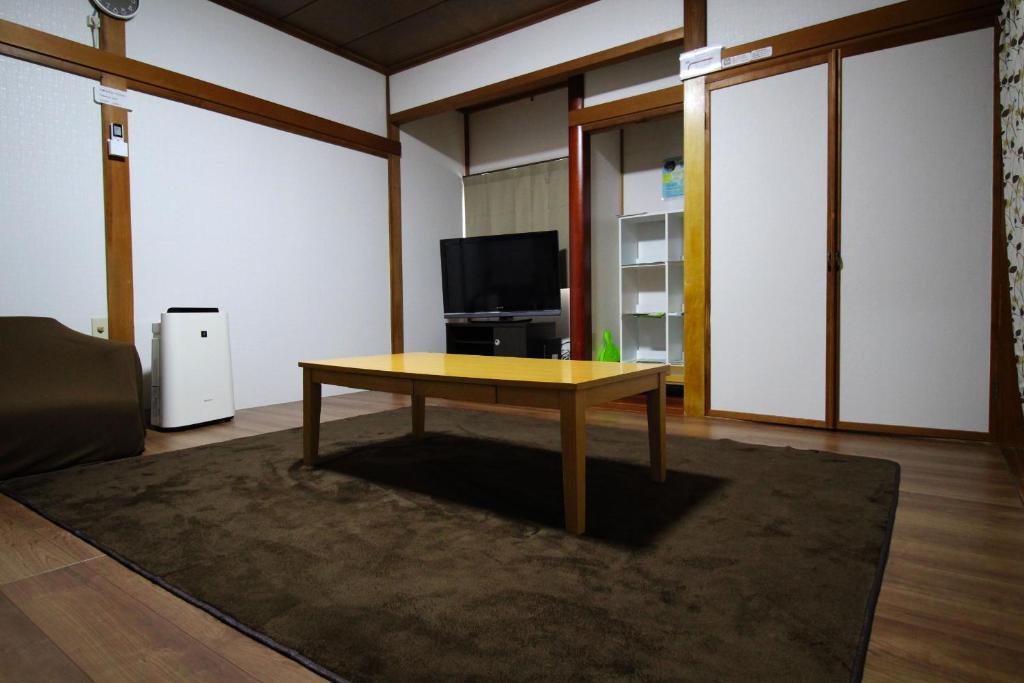 TV a/nebo společenská místnost v ubytování JR福井駅東口から徒歩7分(550m)。一棟貸切民泊トリプレッツ