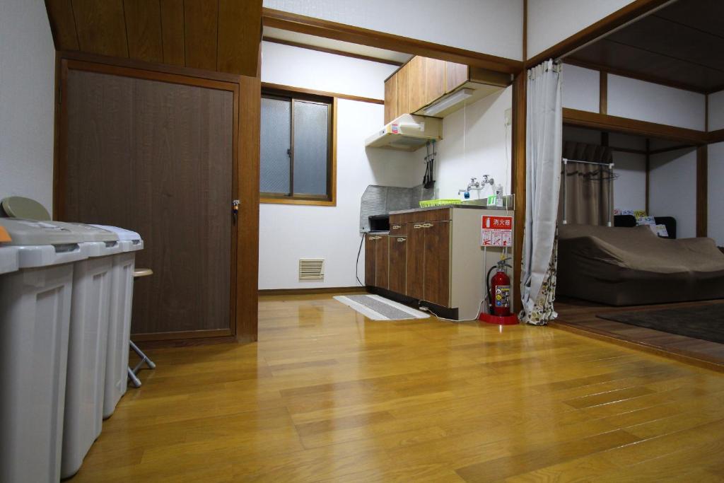 Kuchyň nebo kuchyňský kout v ubytování JR福井駅東口から徒歩7分(550m)。一棟貸切民泊トリプレッツ