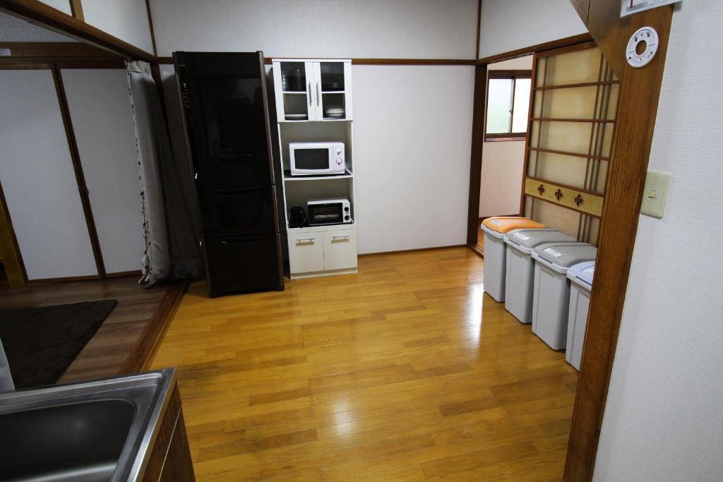 Kuchyň nebo kuchyňský kout v ubytování JR福井駅東口から徒歩7分(550m)。一棟貸切民泊トリプレッツ