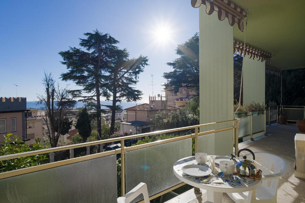 balcón con mesa y vistas a la ciudad en Sanremo Portosole Roomy Garden Flat, en San Remo