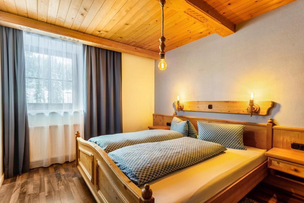 1 dormitorio con cama y ventana en Schwüwong - Apartment 21, en Kelchsau
