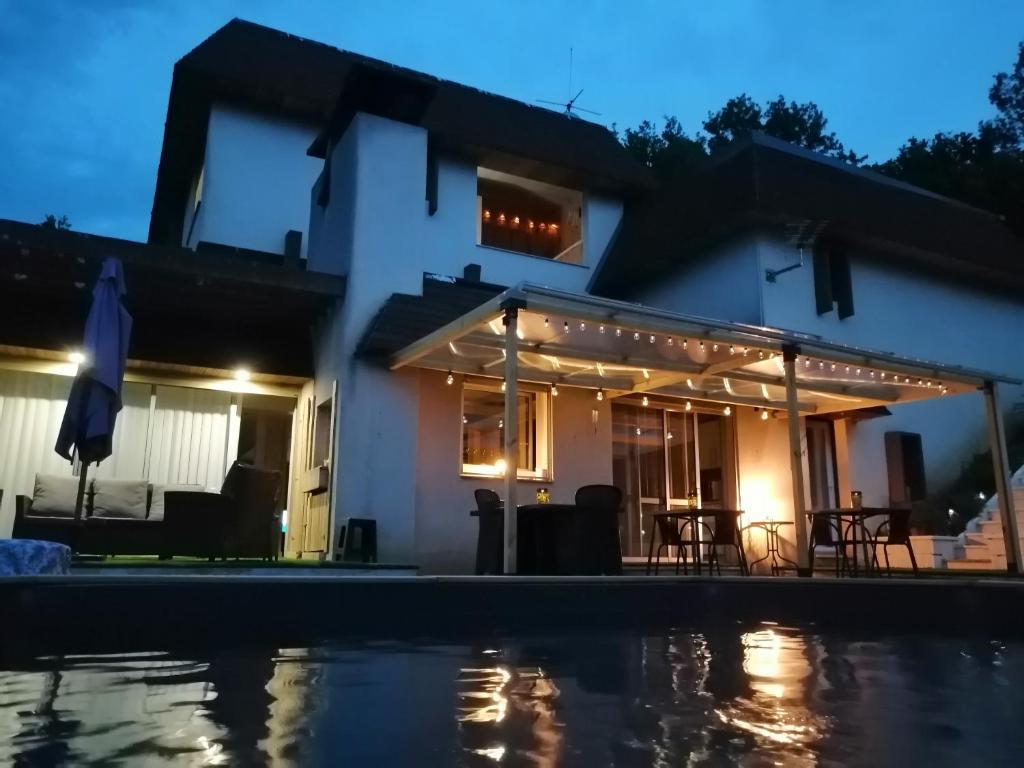 une maison avec une piscine la nuit dans l'établissement LAPAUSEDEGOUT piscine table d'hôtes chambres climatisées terrasse ou patio, à Lachapelle-Auzac