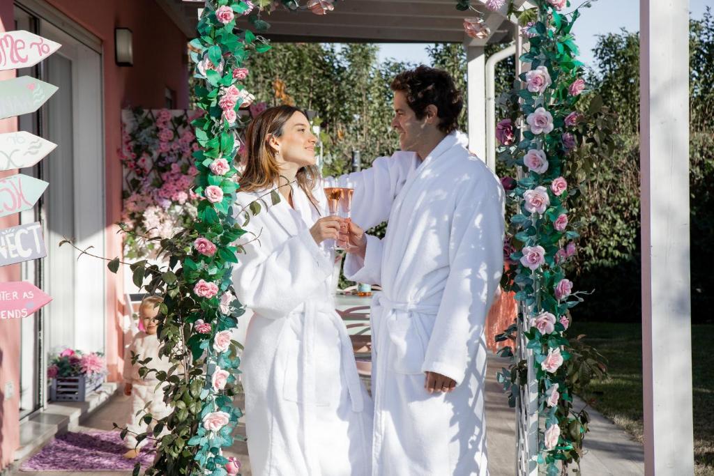 a bride and groom standing under an arch of flowers at Esclusiva Villa Romantica con Sauna & Piscina Privata a 10 minuti dall arena di Verona Il Rifugio Perfetto per una Fuga d'Amore in Verona