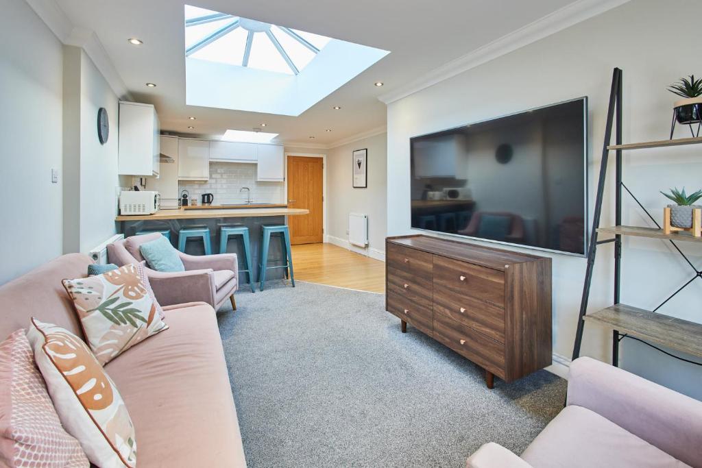 un soggiorno con divano e TV a schermo piatto di Host & Stay - The Milton a Saltburn-by-the-Sea