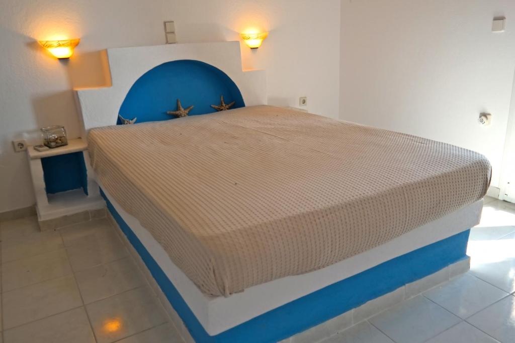 Postel nebo postele na pokoji v ubytování Manolis Studios