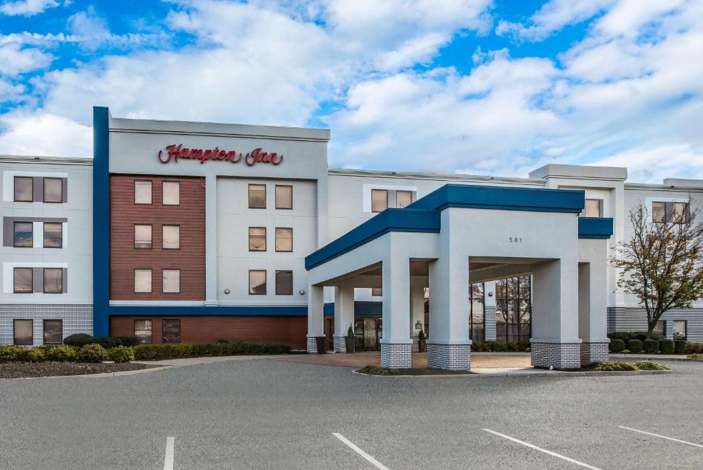 una representación de la parte delantera de un hotel de posada en Hampton Inn Linden en Linden