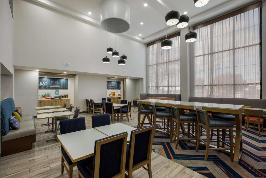 Posezení v ubytování Hampton Inn Linden