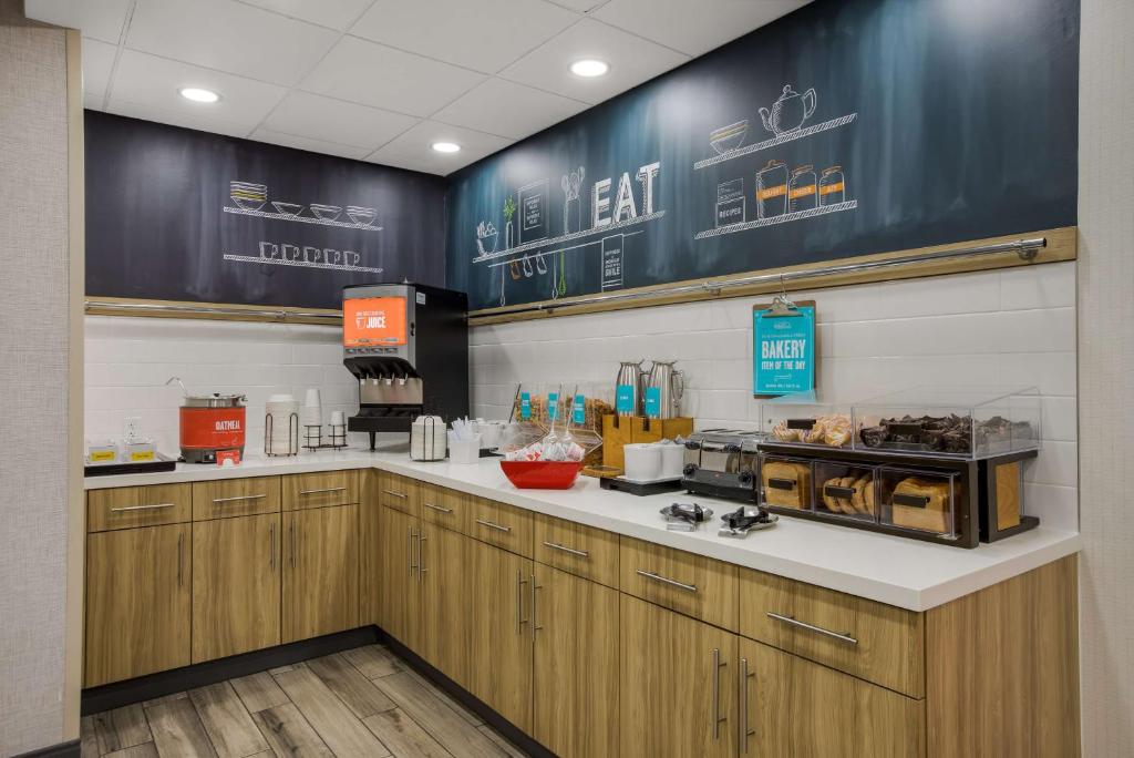 Kuchyň nebo kuchyňský kout v ubytování Hampton Inn Linden
