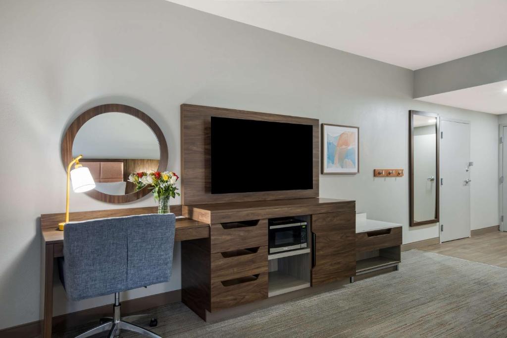 TV a/nebo společenská místnost v ubytování Hampton Inn Linden
