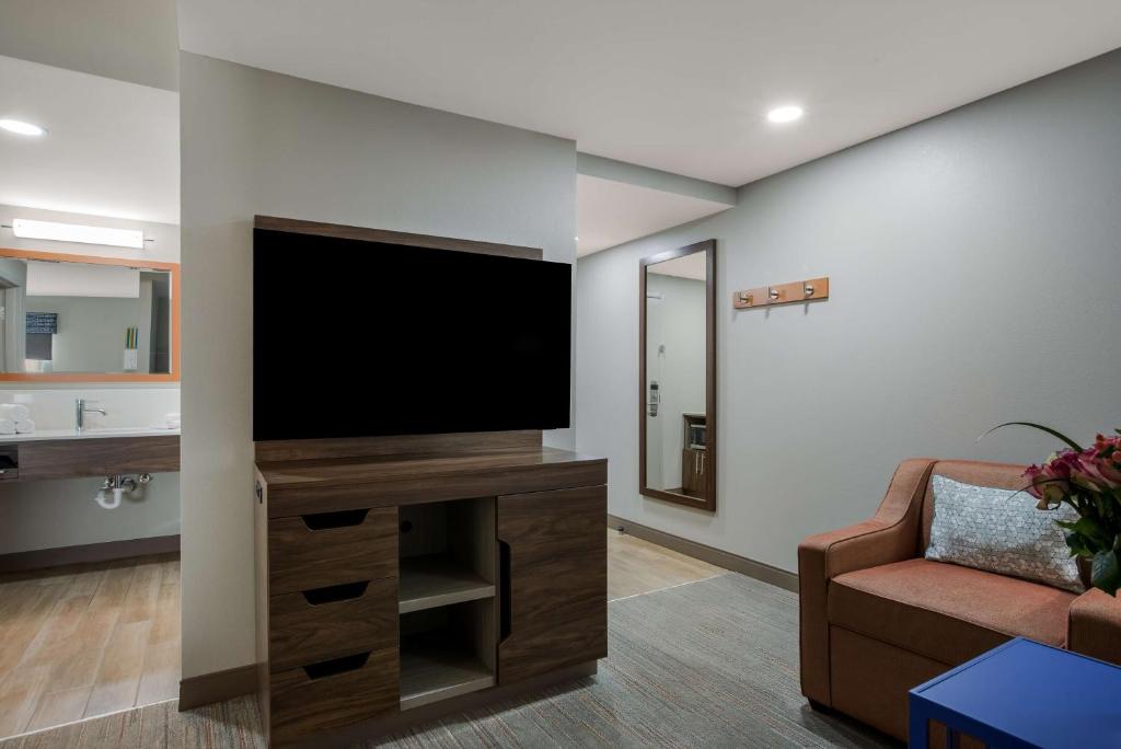 TV a/nebo společenská místnost v ubytování Hampton Inn Linden