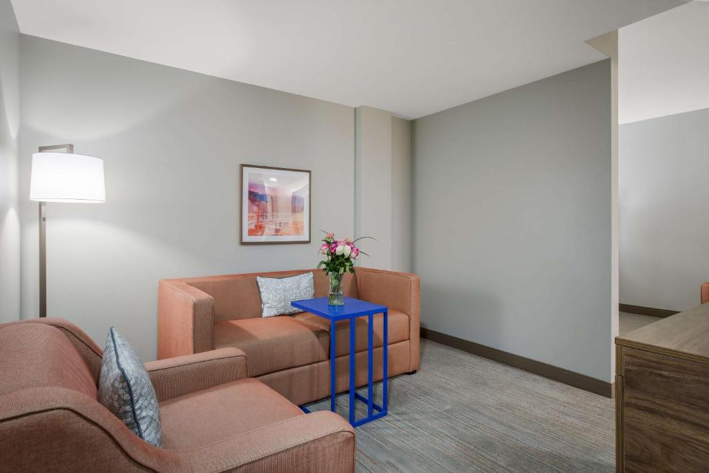 Posezení v ubytování Hampton Inn Linden