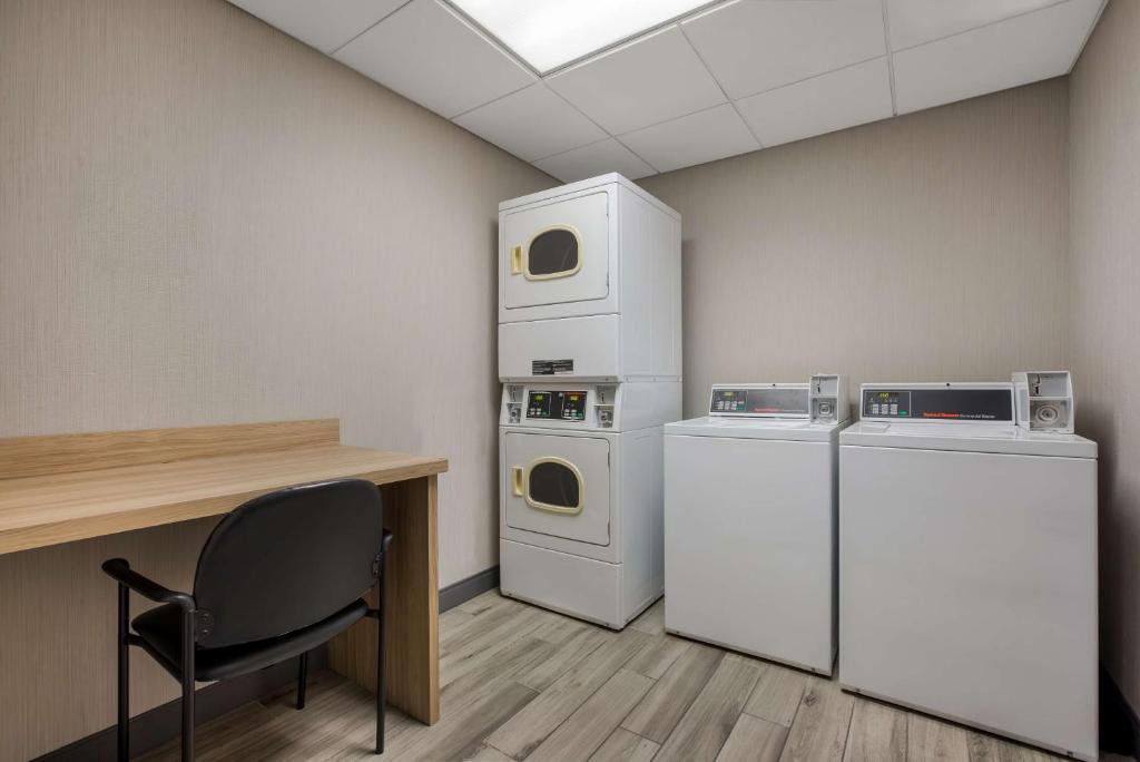 Kuchyň nebo kuchyňský kout v ubytování Hampton Inn Linden