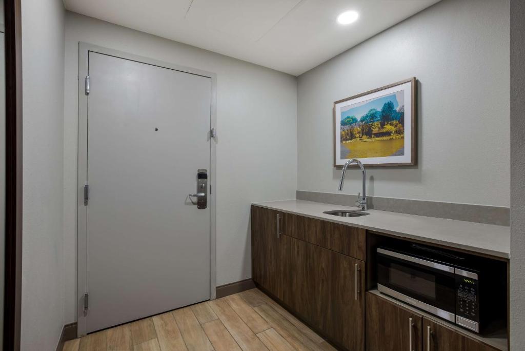 Kuchyň nebo kuchyňský kout v ubytování Hampton Inn Linden
