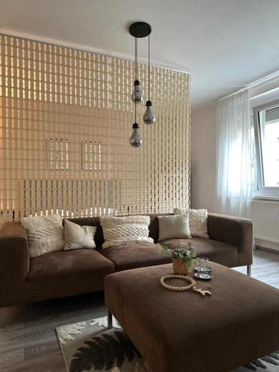 uma sala de estar com um sofá e uma mesa em Appartement Elena em Linz