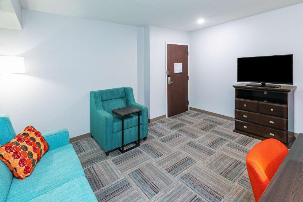 Hampton Inn Miami, Oklahoma - One-Bedroom King Suite With Sofa Bed - Non-Smoking