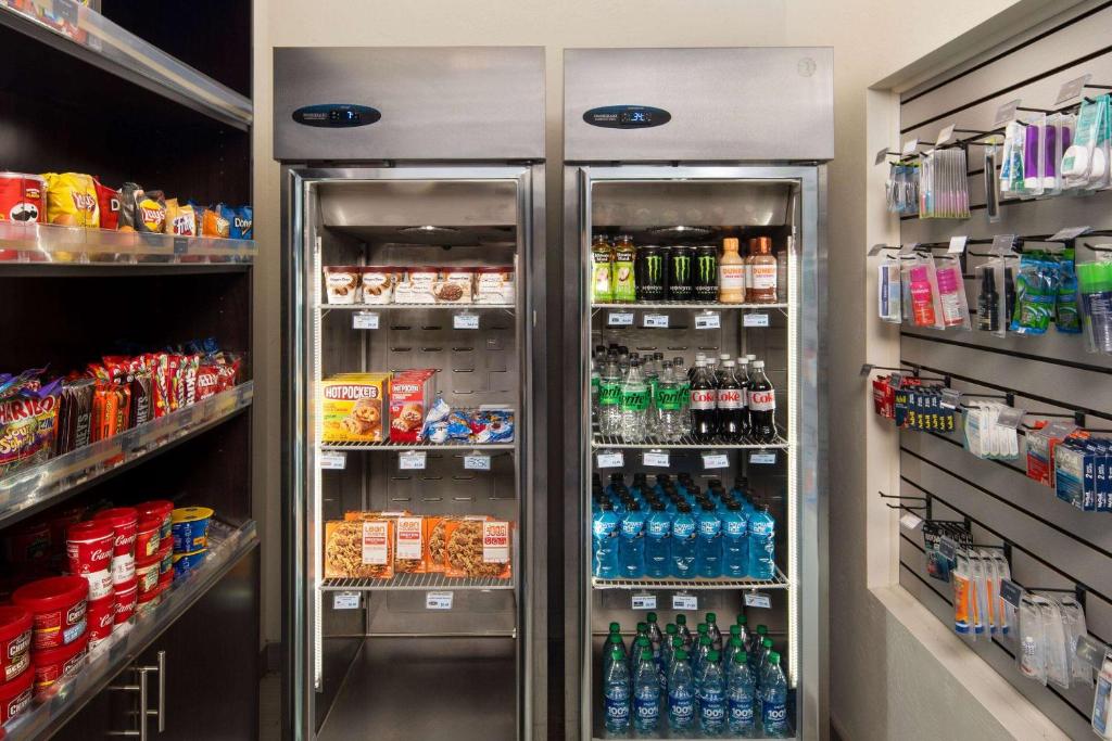 Supermarket nebo jiné obchody v  hotelu nebo okolí