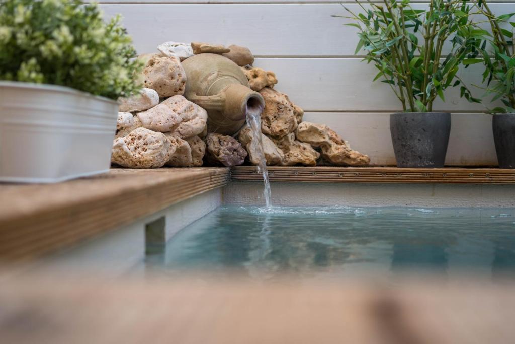 a bird drinking water from a fountain in a garden at CapoSud - Suite Fiocco in Marina di Ragusa