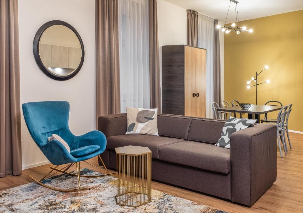 una sala de estar con un sofá y una silla en VN48 Suites by Adrez, en Praga