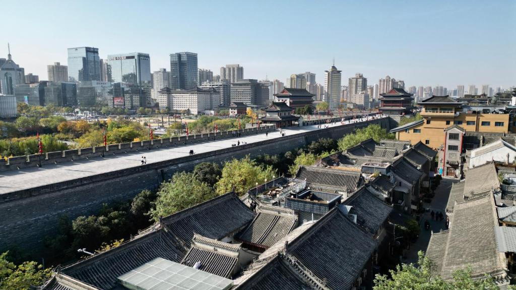 Xi'an Simple Palace في شيان: اطلاله على مدينه بها مباني وشارع