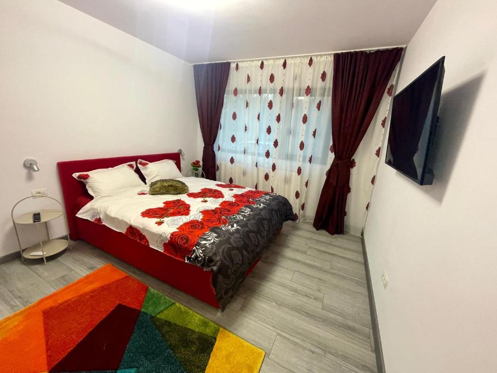 um quarto com uma cama com um cobertor colorido em D&D New Residence em Piteşti