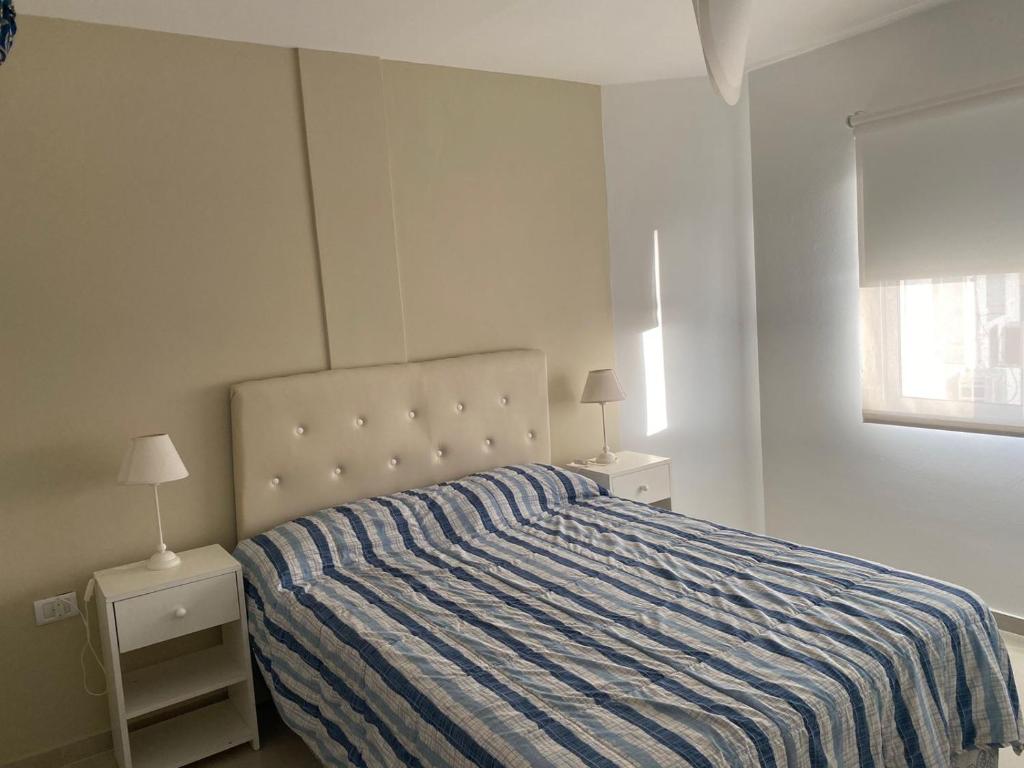Una cama o camas en una habitación de J-H- DEPARTAMENTO