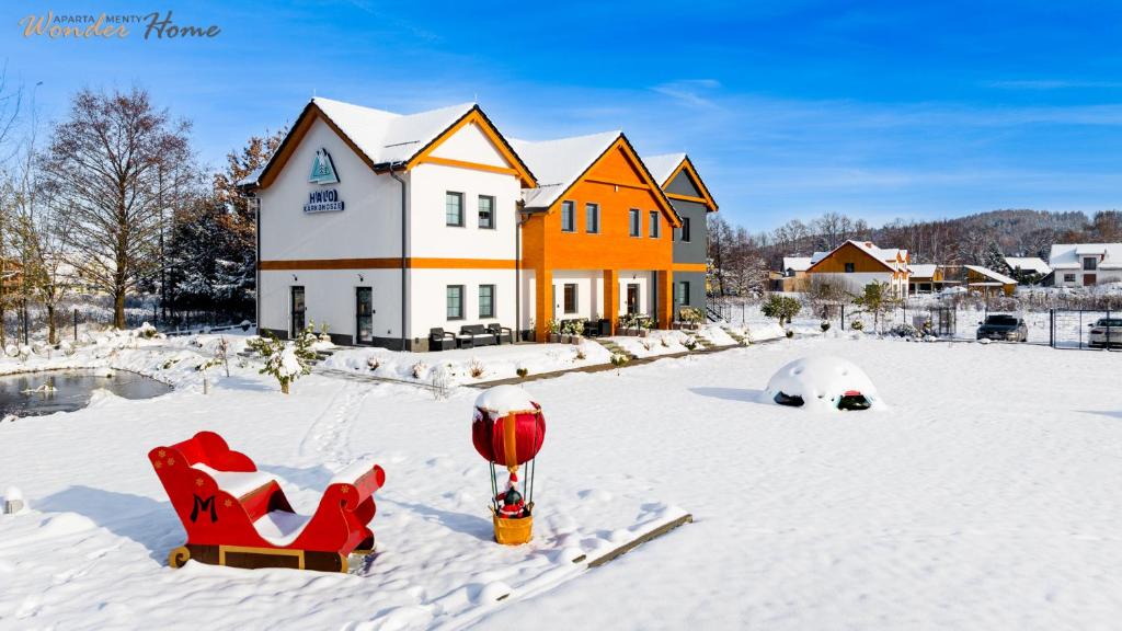 Obiekt Halo Karkonosze - apartamenty blisko Karpacza - ogród, plac zabaw, widok na Śnieżkę, basen zimą