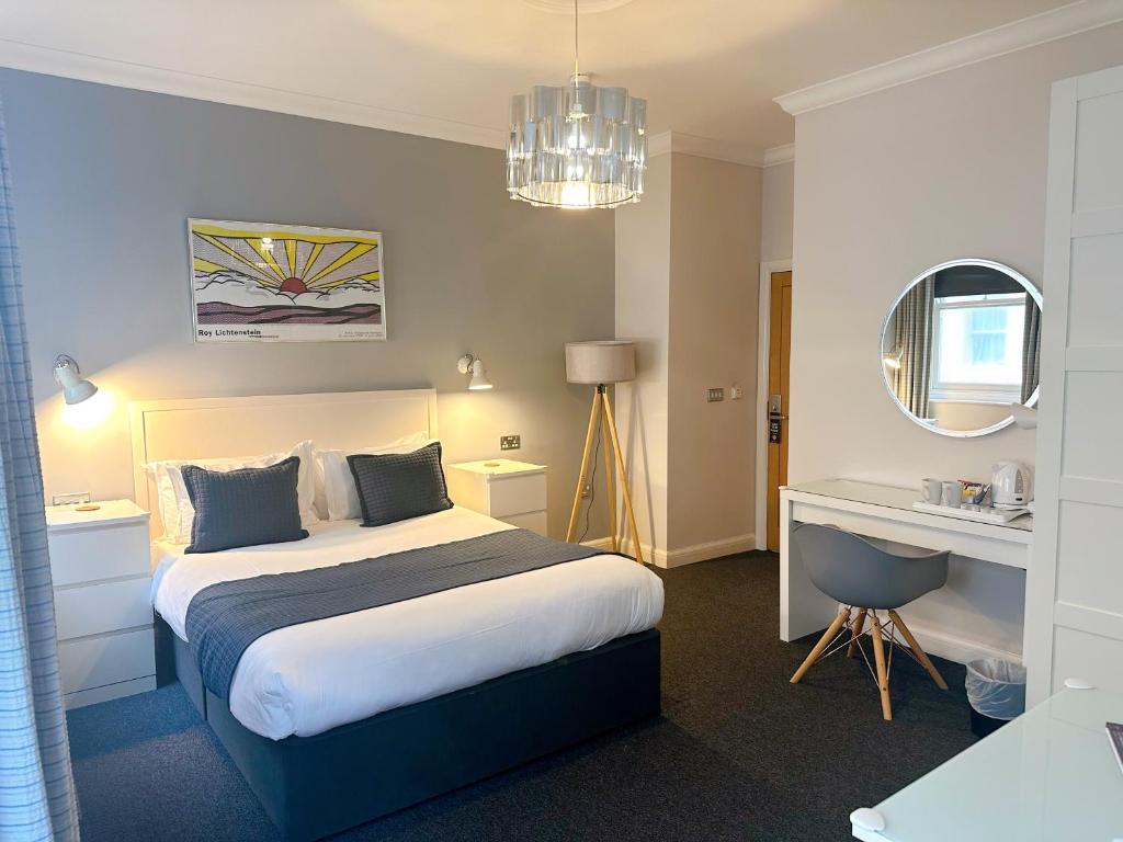 
King Room with Partial Sea View
