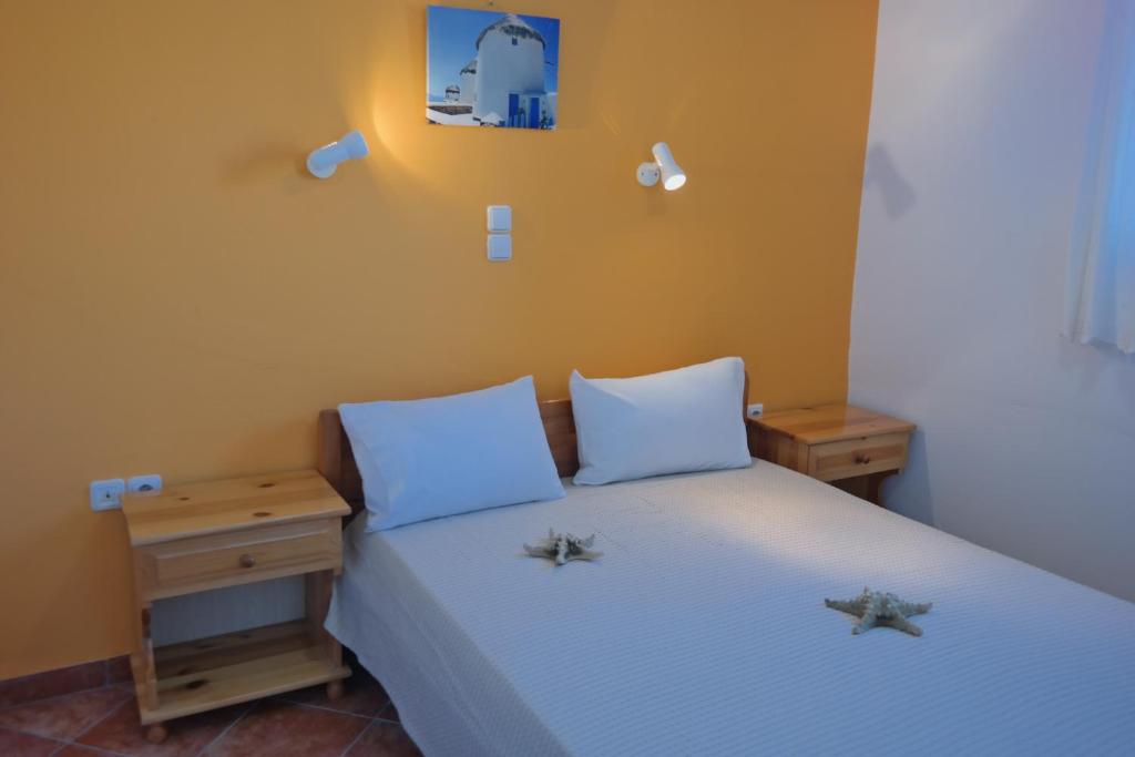 Postel nebo postele na pokoji v ubytování Manolis Studios