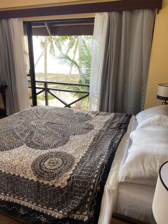 Postel nebo postele na pokoji v ubytování Private Beachfront Villa in Siargao