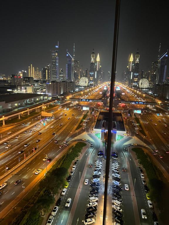 Daireden çekilmiş Dubai şehrinin genel bir manzarası veya şehir manzarası