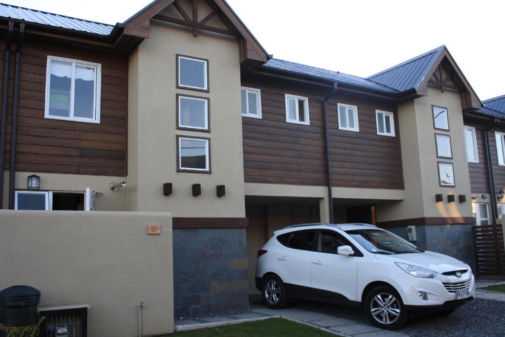 un coche blanco estacionado frente a una casa en Casa Pucon, en Pucón