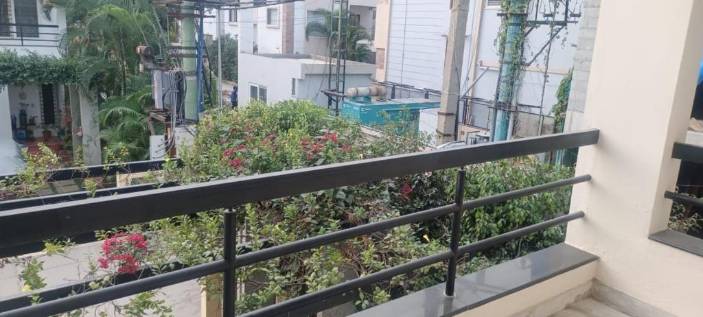 uma varanda com flores e plantas em Hudson New York Amazing villa 1 em Bangalore