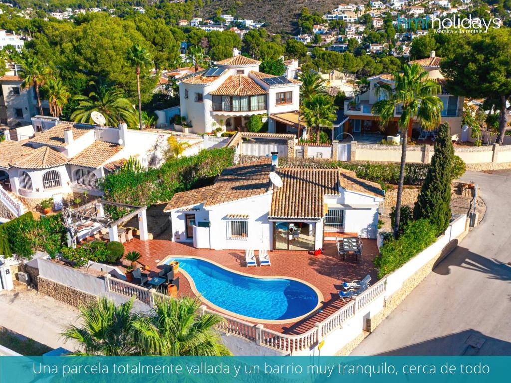 een luchtzicht op een huis met een zwembad bij Villa Caspio - HMR Holidays in Teulada