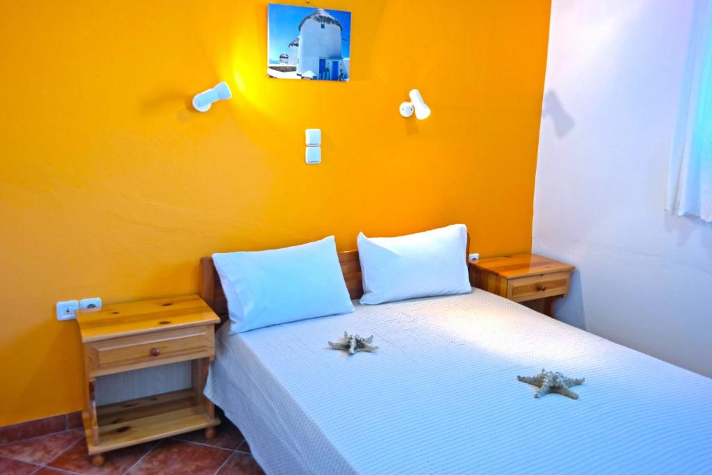 Postel nebo postele na pokoji v ubytování Manolis Studios