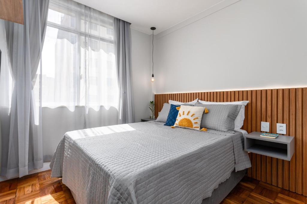 Llit o llits en una habitació de Arpoador Design - Quadra da Praia e WIFI 500Mb