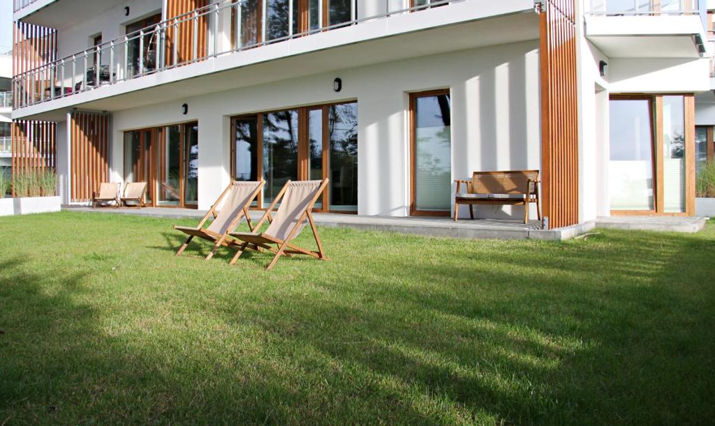 Vonkajšia záhrada v ubytovaní LET'S SEA - 2 Bedroom - Premium Baltic Apartment with Front Sea View Garden and SPA access