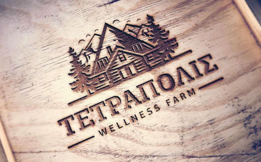 un primer plano de un cartel de madera para un restaurante en Τετραπολις Wellness Farm, 