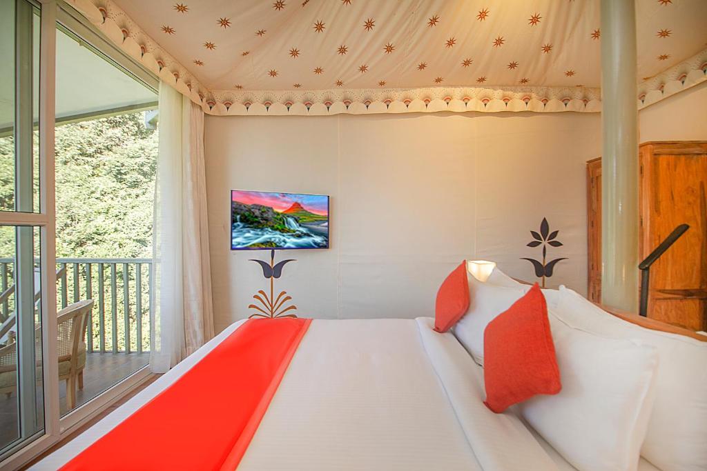 Postel nebo postele na pokoji v ubytování Yog Wellness Resort & Spa By Amritara