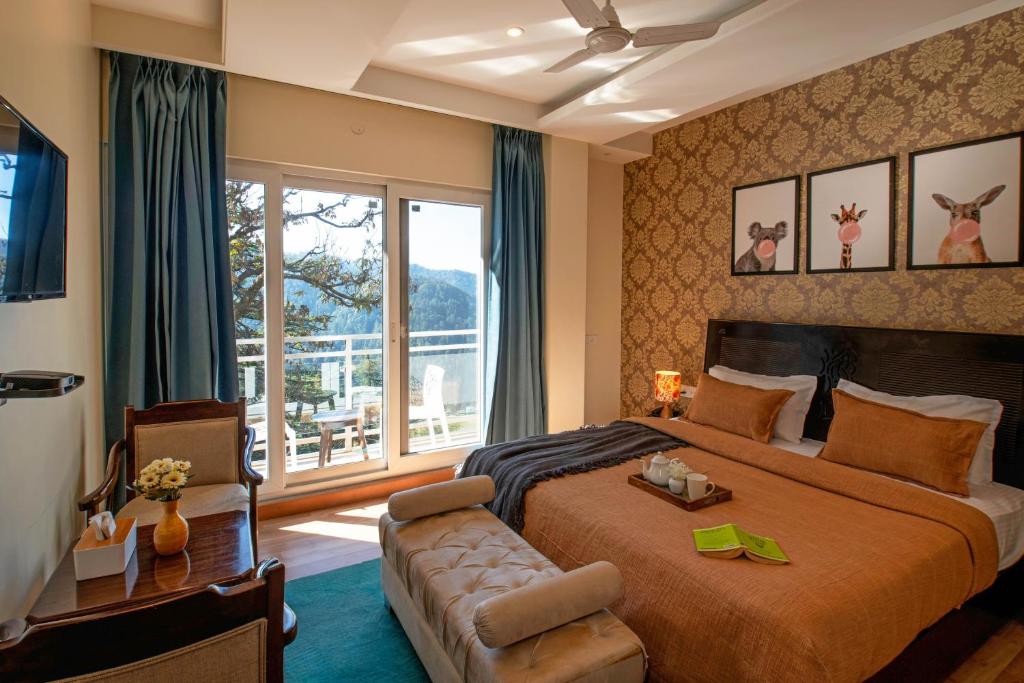 Tempat tidur dalam kamar di PerfectStayz Shimla