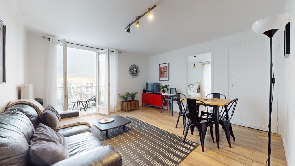 維勒班的住宿－Appartement PLEIN-CIEL，客厅配有沙发和桌子