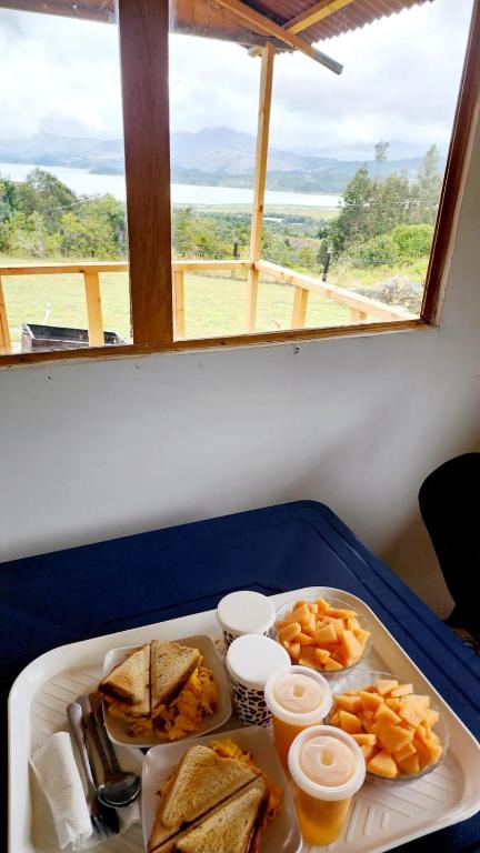 un vassoio di cibo con panini e altri cibi su un tavolo di El Mirador de Juan a Guasca