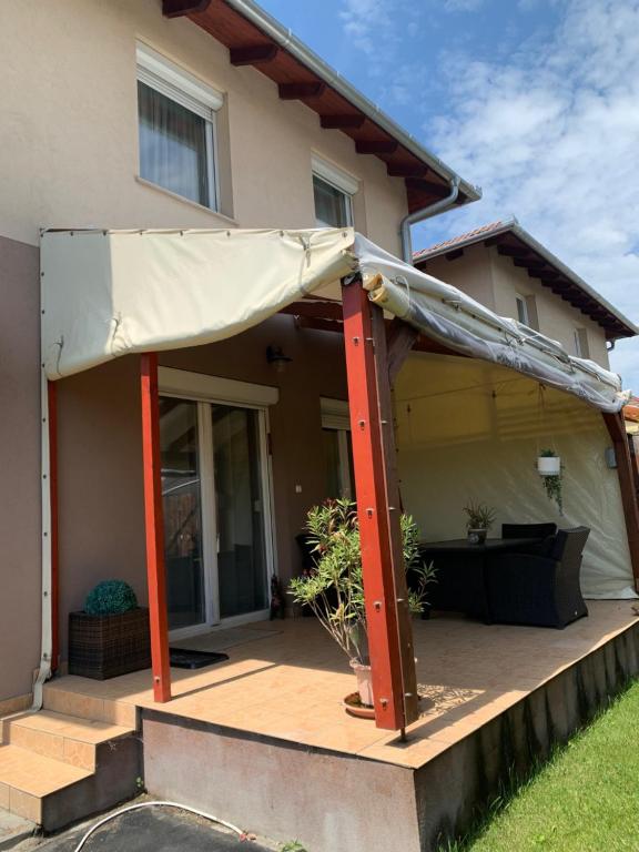 Budova, v ktorej sa apartmán nachádza