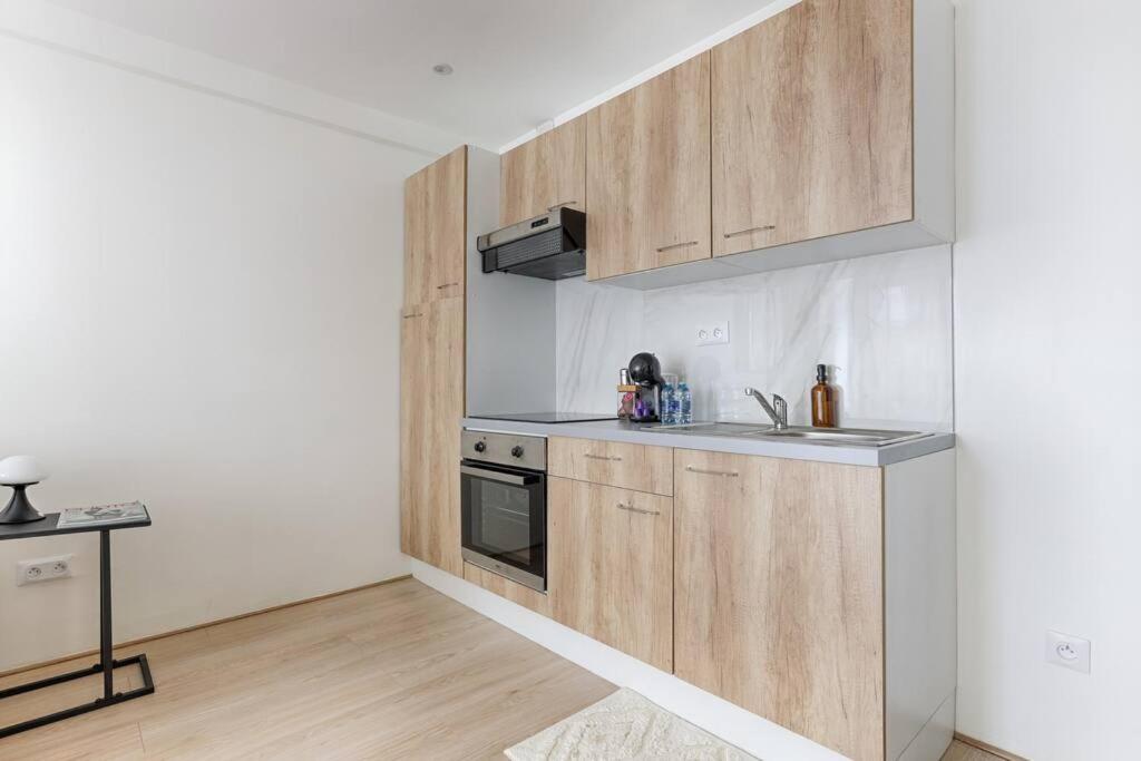A cozinha ou cozinha compacta de Magnifique Studio Clichy