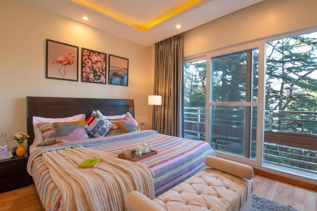 Postel nebo postele na pokoji v ubytování PerfectStayz Shimla