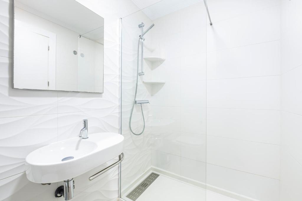 A bathroom at Alteanos 16-2 Apartment Levante Beach