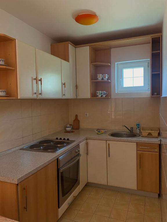 Kuchyň nebo kuchyňský kout v ubytování Apartmani vila Todor