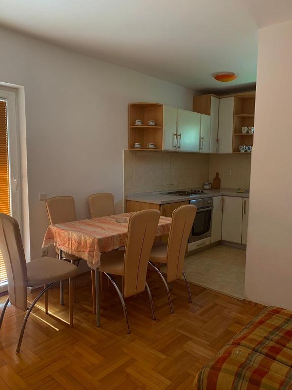 Kuchyň nebo kuchyňský kout v ubytování Apartmani vila Todor