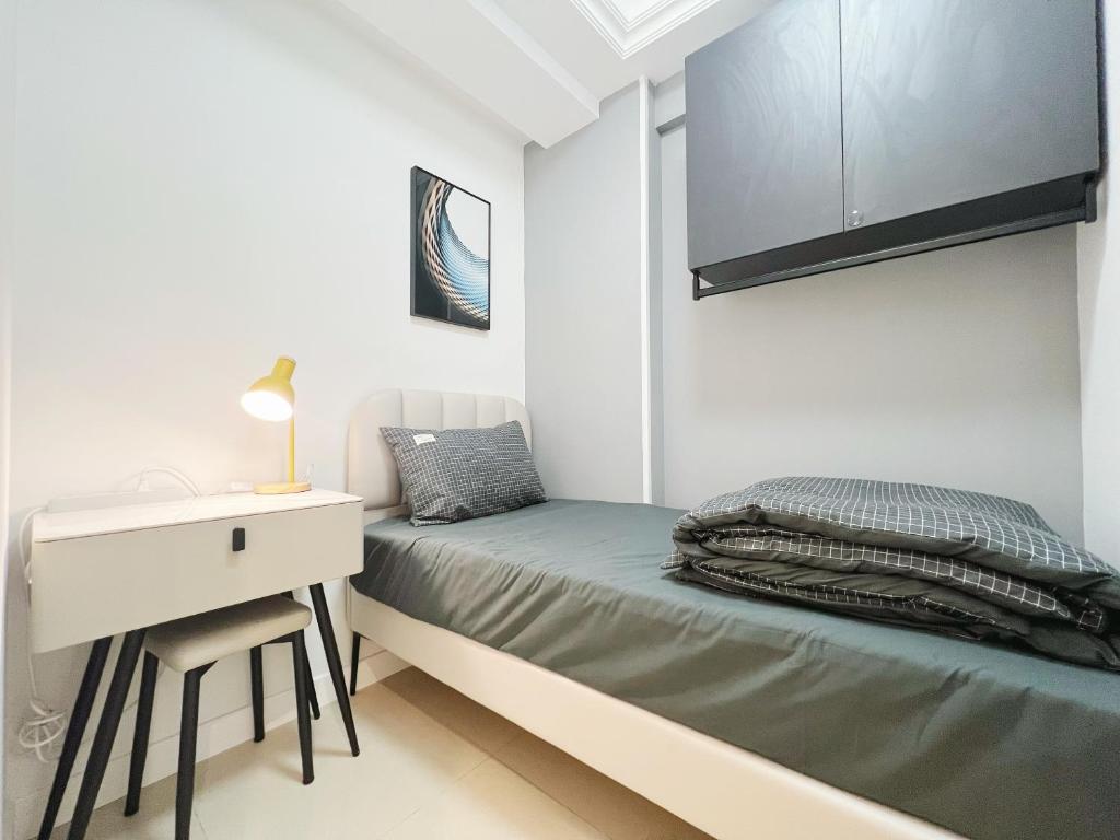 Llit o llits en una habitació de Student Accommodation - 26 Man Yuen Street