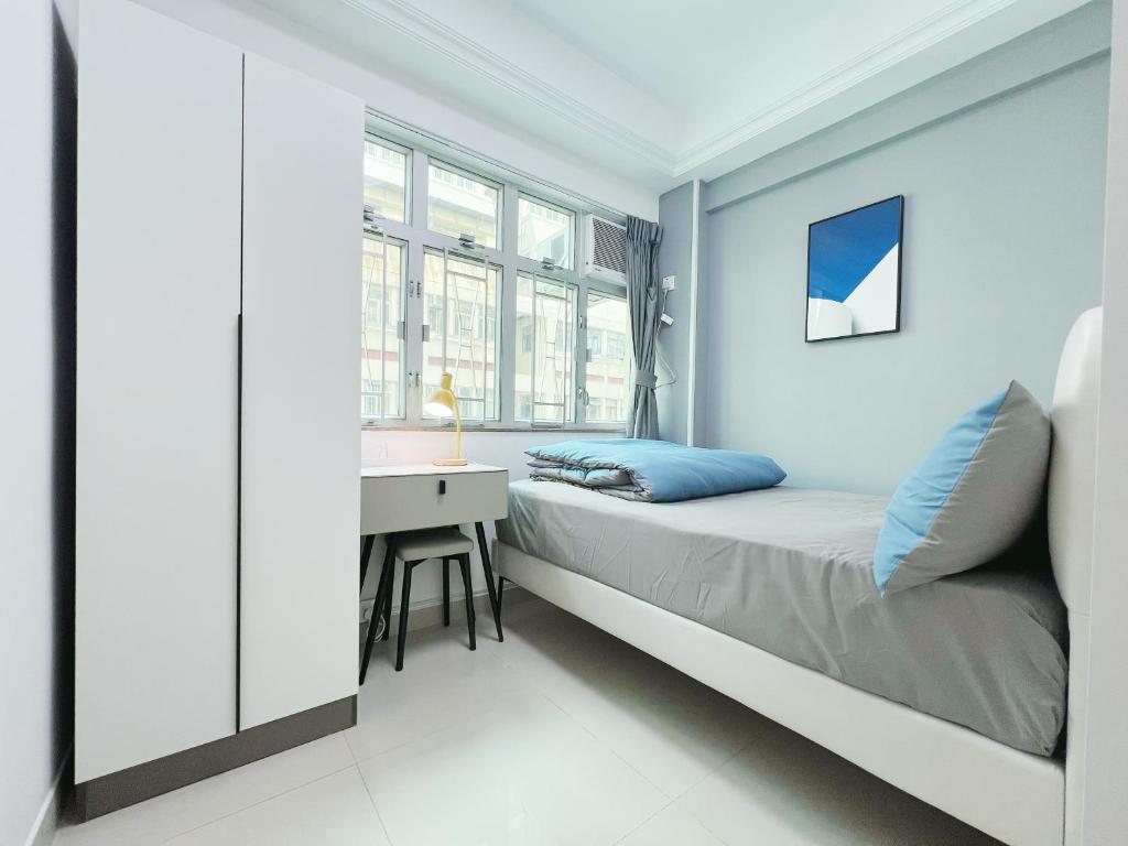 Llit o llits en una habitació de Student Accommodation - 26 Man Yuen Street